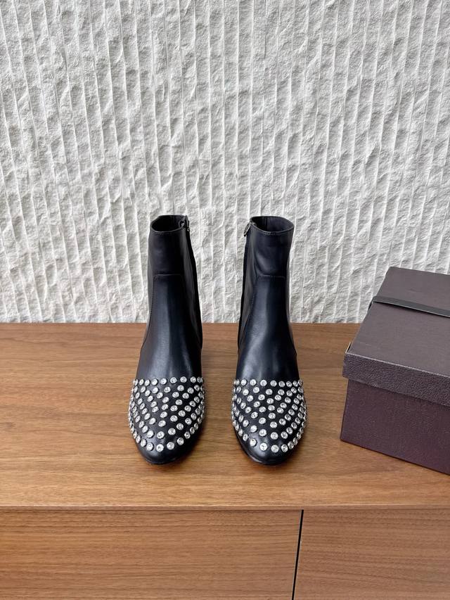 G101 Alaia 阿莱亚 25Ss秋冬新款 水晶钻 烫钻 侧拉链 粗跟 踝靴 Bling Bling 水晶钻踝靴，采用镶钻工艺设计，搭配5.5Cm鞋跟，更加