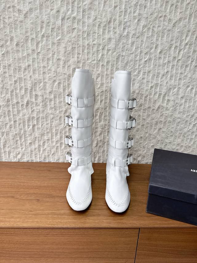 G101 Ann Demeulemesster 小众潮牌 25Ss秋冬新款 排扣 短靴 安特卫普创意总监Stefano Gallici以”游牧精神“为灵感，将品