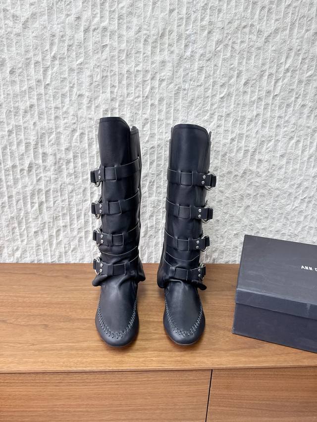 G101 Ann Demeulemesster 小众潮牌 25Ss秋冬新款 排扣 短靴 安特卫普创意总监Stefano Gallici以”游牧精神“为灵感，将品