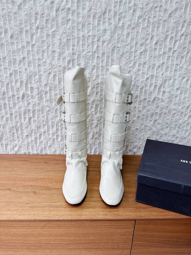 G101 Ann Demeulemesster 小众潮牌 25Ss秋冬新款 排扣 短靴 安特卫普创意总监Stefano Gallici以”游牧精神“为灵感，将品