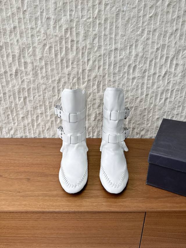 G101 Ann Demeulemesster 小众潮牌 25Ss秋冬新款 排扣 短靴 安特卫普创意总监Stefano Gallici以”游牧精神“为灵感，将品