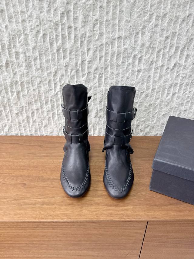 G101 Ann Demeulemesster 小众潮牌 25Ss秋冬新款 排扣 短靴 安特卫普创意总监Stefano Gallici以”游牧精神“为灵感，将品