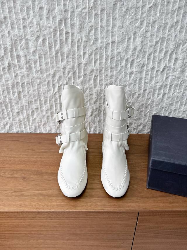 G101 Ann Demeulemesster 小众潮牌 25Ss秋冬新款 排扣 短靴 安特卫普创意总监Stefano Gallici以”游牧精神“为灵感，将品