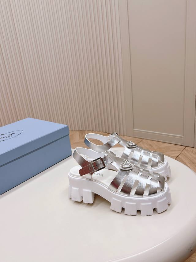 全色系升级 Prada 普拉达猪笼鞋锯齿罗马编织厚底橡胶凉鞋 复古时髦前卫的轮齿55Mm 厚底鞋底搭配橡胶鞋面，让整双鞋轻便舒适 鲜艳色彩 满足不同风格时髦人士