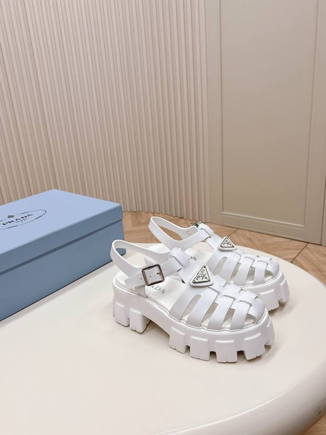 全色系升级 Prada 普拉达猪笼鞋锯齿罗马编织厚底橡胶凉鞋 复古时髦前卫的轮齿55Mm 厚底鞋底搭配橡胶鞋面，让整双鞋轻便舒适 鲜艳色彩 满足不同风格时髦人士