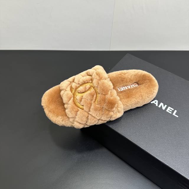 Chanel香奈儿小香风25S毛毛拖羊毛拖，早秋系列火爆上新，这一季香家小爆款！ 真的一眼爱了，经典拼色完美搭配！ 真的超级有个性，是这款鞋子最大的亮点，醒目而