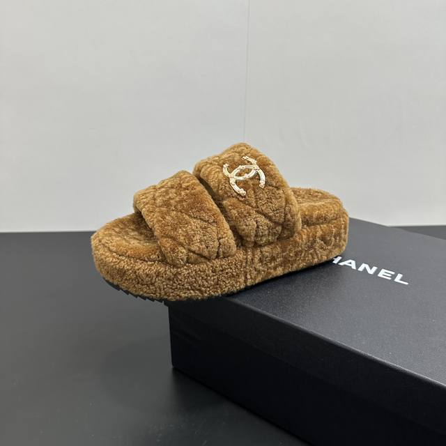 Chanel小香风香奈儿 2025新款秋冬懒羊羊真羊毛懒人拖 小香菱格厚底毛拖 面料: 澳洲进口羊羔毛 內里: 羊皮 大底：橡胶底 码数：35-39 40.41