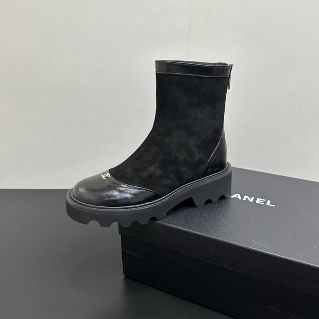 2025Chanel小香拼接后拉链短靴，本季秋冬季必备单品！！ 香奈儿秋冬重工爆款短靴 小红书力推款，怎么搭配都好看，时髦精必备，香奈儿女士钟爱简约又难以抗拒搭