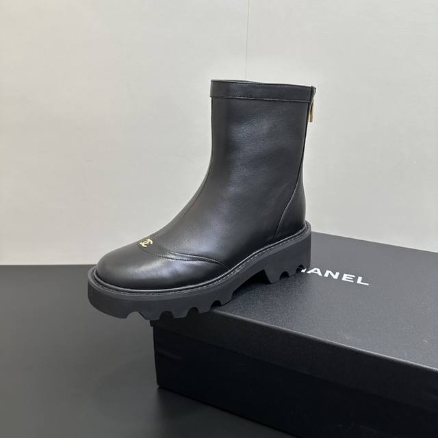 2025Chanel小香拼接后拉链短靴，本季秋冬季必备单品！！ 香奈儿秋冬重工爆款短靴 小红书力推款，怎么搭配都好看，时髦精必备，香奈儿女士钟爱简约又难以抗拒搭