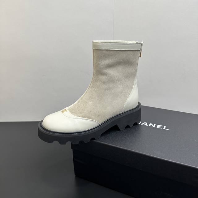 2025Chanel小香拼接后拉链短靴，本季秋冬季必备单品！！ 香奈儿秋冬重工爆款短靴 小红书力推款，怎么搭配都好看，时髦精必备，香奈儿女士钟爱简约又难以抗拒搭