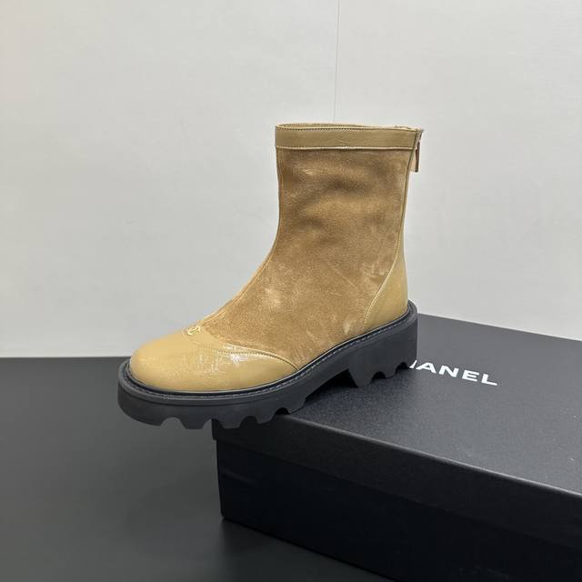2025Chanel小香拼接后拉链短靴，本季秋冬季必备单品！！ 香奈儿秋冬重工爆款短靴 小红书力推款，怎么搭配都好看，时髦精必备，香奈儿女士钟爱简约又难以抗拒搭