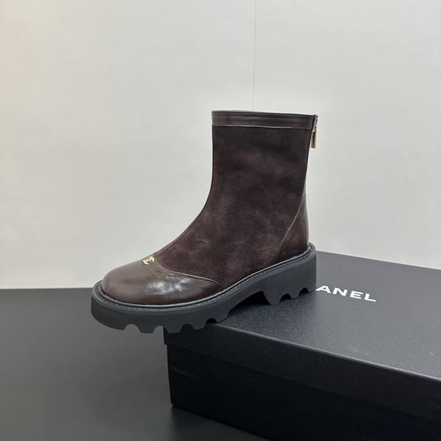 2025Chanel小香拼接后拉链短靴，本季秋冬季必备单品！！ 香奈儿秋冬重工爆款短靴 小红书力推款，怎么搭配都好看，时髦精必备，香奈儿女士钟爱简约又难以抗拒搭