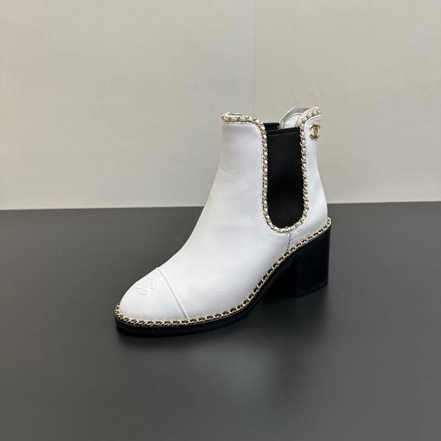 Chanel香奈儿25Ss 新款秋冬高跟链条松紧短靴 ，楦型百搭瘦脚Yyds.造型立体饱满，上脚舒适 气场十足，橡筋一脚蹬 易穿搭 经典链条五金 高级优雅 鞋面