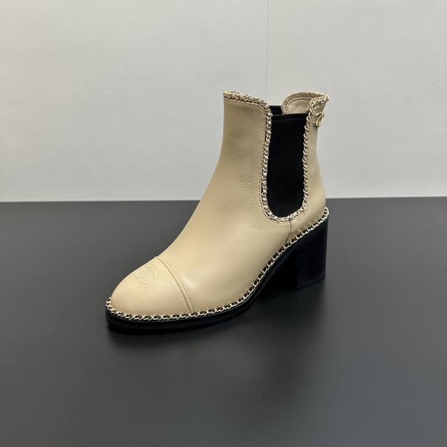 Chanel香奈儿25Ss 新款秋冬高跟链条松紧短靴 ，楦型百搭瘦脚Yyds.造型立体饱满，上脚舒适 气场十足，橡筋一脚蹬 易穿搭 经典链条五金 高级优雅 鞋面