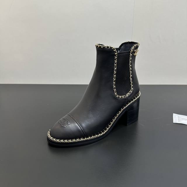 Chanel香奈儿25Ss 新款秋冬高跟链条松紧短靴 ，楦型百搭瘦脚Yyds.造型立体饱满，上脚舒适 气场十足，橡筋一脚蹬 易穿搭 经典链条五金 高级优雅 鞋面