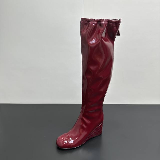 Chanel 香奈儿小香25A 秋冬新款双C菱格坡跟弹力靴过膝长靴漆皮亮面后拉链长靴 鞋头标志性电绣双C标志低调闪耀，不仅是身份象征 更彰显著独特的时尚态度。弹