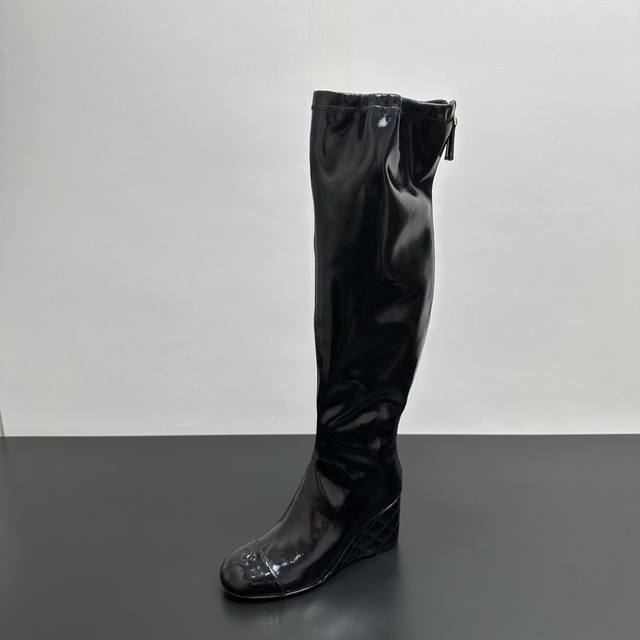 Chanel 香奈儿小香25A 秋冬新款双C菱格坡跟弹力靴过膝长靴漆皮亮面后拉链长靴 鞋头标志性电绣双C标志低调闪耀，不仅是身份象征 更彰显著独特的时尚态度。弹