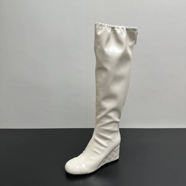 Chanel 香奈儿小香25A 秋冬新款双C菱格坡跟弹力靴过膝长靴漆皮亮面后拉链长靴 鞋头标志性电绣双C标志低调闪耀，不仅是身份象征 更彰显著独特的时尚态度。弹