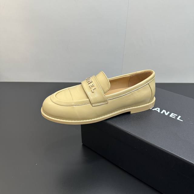 皮里 2025春季新款Chanel香奈儿小香钻饰字母扣乐福鞋，一年四季皆可穿 不管什么时候拿出来搭配都贼高级耐看 逛街压马路赚足眼球！轻松游走于通勤和休闲场合