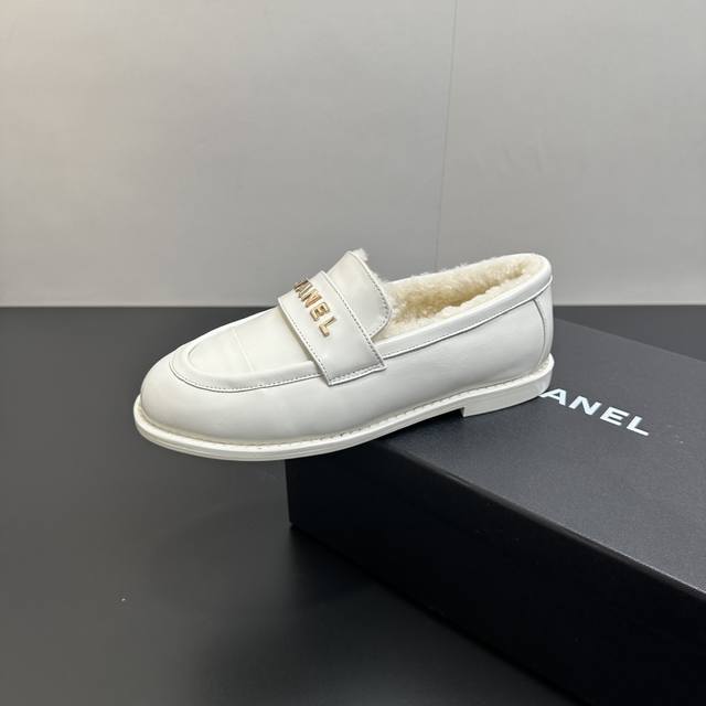 毛里 2025春季新款Chanel香奈儿小香钻饰字母扣乐福鞋，一年四季皆可穿 不管什么时候拿出来搭配都贼高级耐看 逛街压马路赚足眼球！轻松游走于通勤和休闲场合