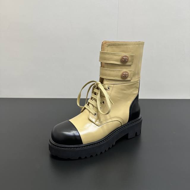 Chanel香奈儿新款秋冬系带拼接厚底短靴马丁靴 高版本出货 强烈推荐一定要买的神仙靴子 贼显腿长 设计师风格强调结构.简练与跨性别之美 鞋面采用原版头层高丝光