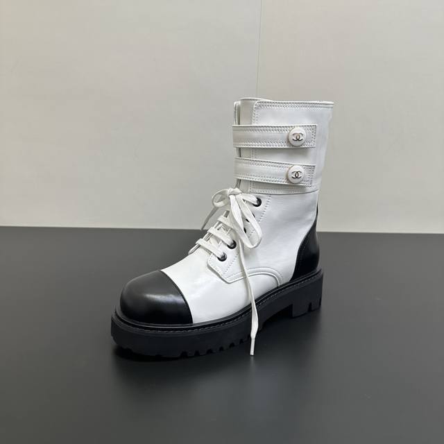 Chanel香奈儿新款秋冬系带拼接厚底短靴马丁靴 高版本出货 强烈推荐一定要买的神仙靴子 贼显腿长 设计师风格强调结构.简练与跨性别之美 鞋面采用原版头层高丝光