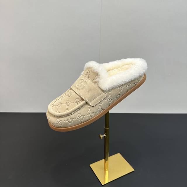 2025Gucci古奇古驰新款美利奴懒人羊毛拖鞋，重新诠释 Gucci 的马术传统。这款懒人拖鞋采用皮革制成，是 Gucci Love Parade 系列的一部