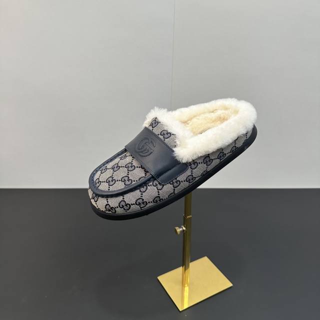 2025Gucci古奇古驰新款美利奴懒人羊毛拖鞋，重新诠释 Gucci 的马术传统。这款懒人拖鞋采用皮革制成，是 Gucci Love Parade 系列的一部