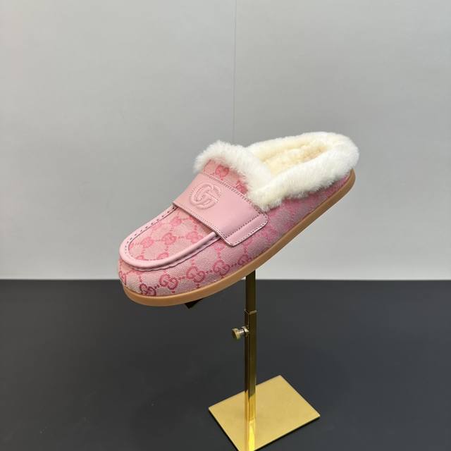 2025Gucci古奇古驰新款美利奴懒人羊毛拖鞋，重新诠释 Gucci 的马术传统。这款懒人拖鞋采用皮革制成，是 Gucci Love Parade 系列的一部