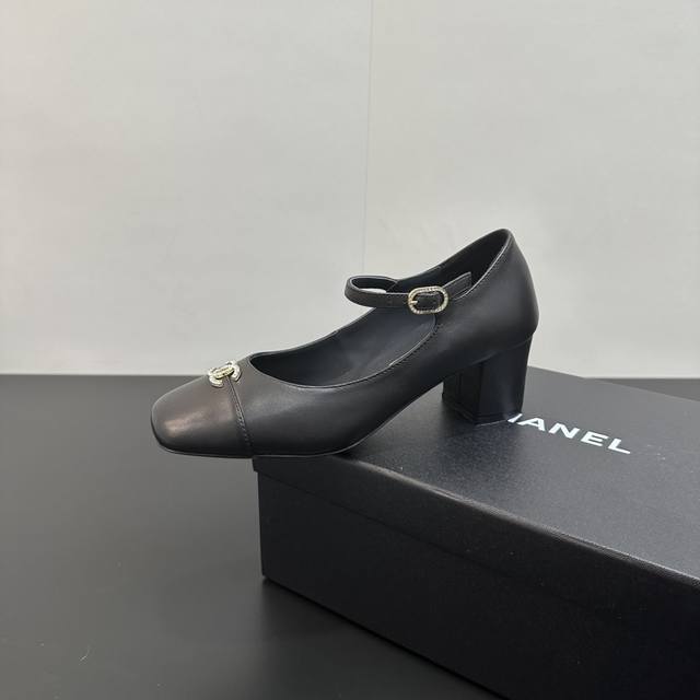 Chanel~~香奈儿经典百搭高跟拼接单鞋玛丽珍女鞋 超级受棒的一款玛丽珍芭蕾小单鞋，小方鞋头丑萌萌的太经典啦皮质软乎乎真的很舒适 经典拼接配色很好看，小C水钻