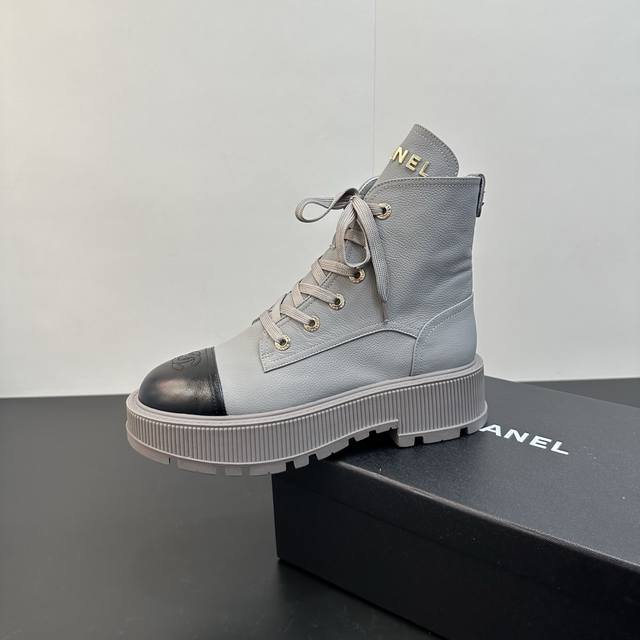 Chanel香奈儿小香2025秋冬羊皮系带短靴新品 版型也香家马丁靴基础版型，利落帅气 鞋面用了牛皮，超级柔软的贴肤感，挺阔饱满，帅气拿捏！ 内里柔软水染小羊皮