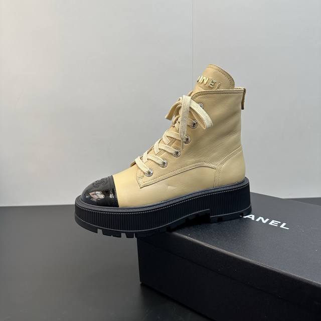 Chanel香奈儿小香2025秋冬羊皮系带短靴新品 版型也香家马丁靴基础版型，利落帅气 鞋面用了牛皮，超级柔软的贴肤感，挺阔饱满，帅气拿捏！ 内里柔软水染小羊皮