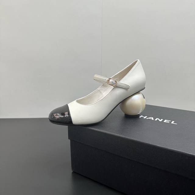 Chanel 香奈儿小香2025秋冬走秀款双C巨型珍珠跟 玛丽珍鞋高跟单鞋 在米兰时尚的T台上 亮相便艳惊四座，成功晋升为潮流人士的梦中情靴 。经典的双C标志与