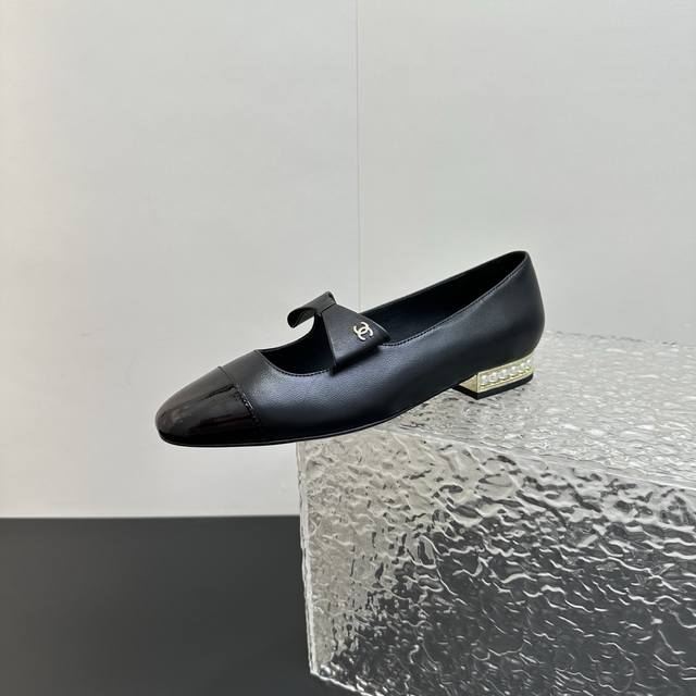 Chanel香奈儿小香风香奈儿珍珠跟蝴蝶结单鞋玛丽珍鞋，将经典优雅与时尚完美融合。标志性的拼色设计，光泽漆皮与柔和皮质碰撞，复古又吸睛。小巧蝴蝶结点缀，加上精致