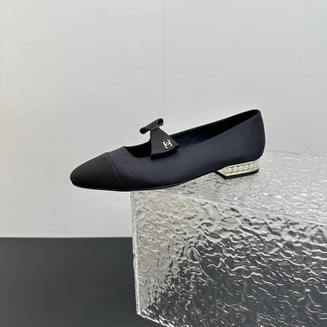 Chanel香奈儿小香风香奈儿珍珠跟蝴蝶结单鞋玛丽珍鞋，将经典优雅与时尚完美融合。标志性的拼色设计，光泽漆皮与柔和皮质碰撞，复古又吸睛。小巧蝴蝶结点缀，加上精致