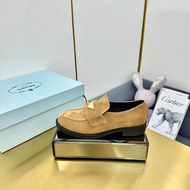 顶级版本 Prada* Wa 秋冬新款厚底乐福鞋 这款皮革乐福鞋采用厚实鞋底，匠制细节与当代元素增添活力，以全新时尚语言诠释经典。 涂珐琅三角形金属徽标 高度5