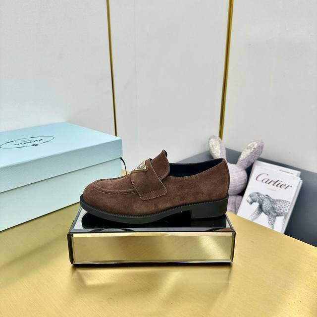 顶级版本 Prada* Wa 秋冬新款厚底乐福鞋 这款皮革乐福鞋采用厚实鞋底，匠制细节与当代元素增添活力，以全新时尚语言诠释经典。 涂珐琅三角形金属徽标 高度5