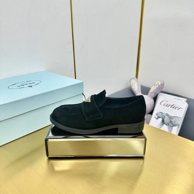顶级版本 Prada* Wa 秋冬新款厚底乐福鞋 这款皮革乐福鞋采用厚实鞋底，匠制细节与当代元素增添活力，以全新时尚语言诠释经典。 涂珐琅三角形金属徽标 高度5