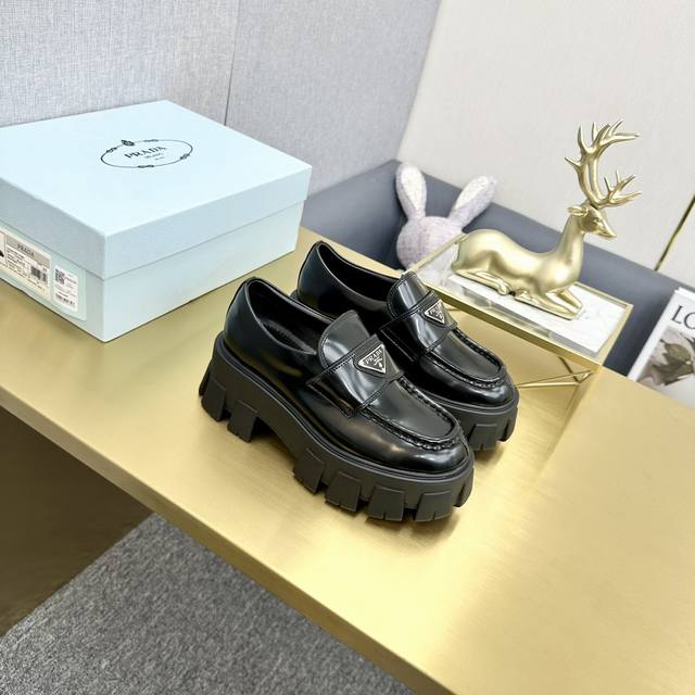 顶级版本， Prada 普拉达亮面皮革系带厚底乐福鞋 鞋面：开边珠涂珐琅金属三角形徽标 内里：牛皮内里 大底：呈轮胎凸纹多孔橡胶鞋底 跟高：5.5Cm 码数: