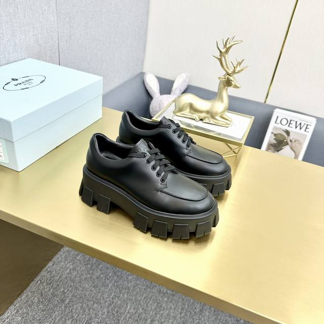 顶级版本， Prada 普拉达亮面皮革系带厚底乐福鞋 鞋面：开边珠涂珐琅金属三角形徽标 内里：牛皮内里 大底：呈轮胎凸纹多孔橡胶鞋底 跟高：5.5Cm 码数: