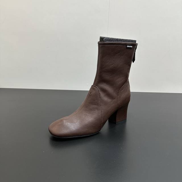 Miumiu 缪缪F033 25Ss秋冬弹力后拉链短靴，今年最值得入手的靴子 没有之一！ 超多网红明星上脚 Miumiu今年秋冬确实泰酷辣 秋冬限定款 专柜非常