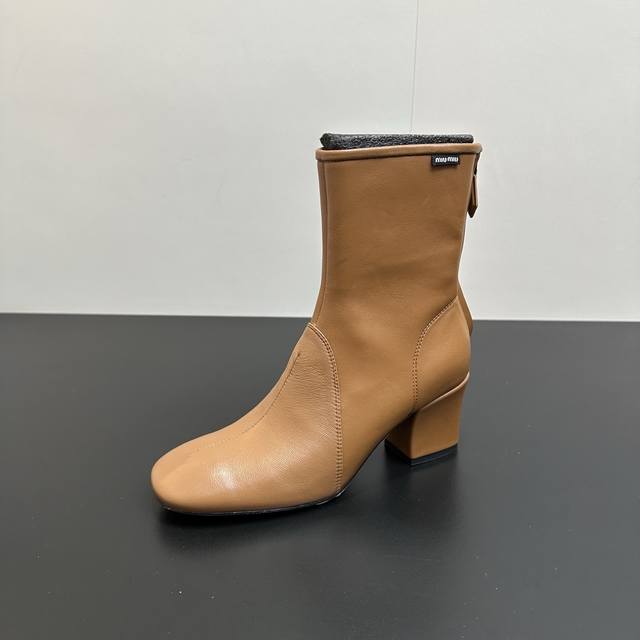 Miumiu 缪缪F033 25Ss秋冬弹力后拉链短靴，今年最值得入手的靴子 没有之一！ 超多网红明星上脚 Miumiu今年秋冬确实泰酷辣 秋冬限定款 专柜非常