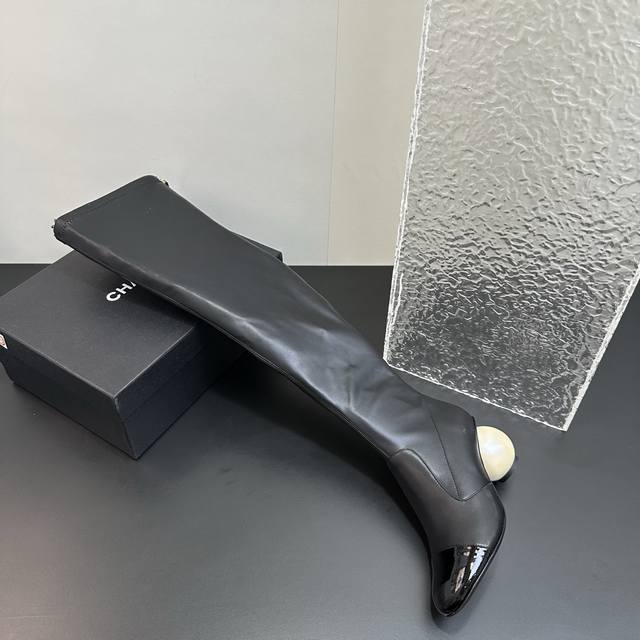 Chanel 小香2025秋冬走秀款双C巨型珍珠跟 弹力过膝靴高跟长靴 在米兰时尚的T台上 亮相便艳惊四座，成功晋升为潮流人士的梦中情靴 。经典的双C标志与巨型