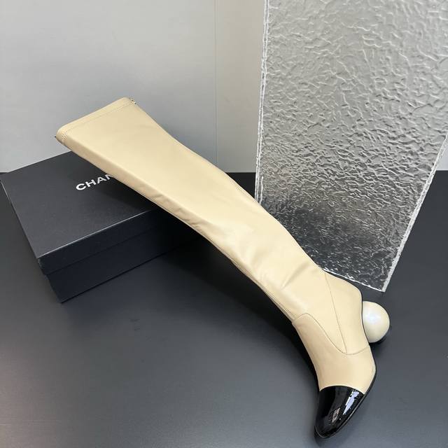 Chanel 小香2025秋冬走秀款双C巨型珍珠跟 弹力过膝靴高跟长靴 在米兰时尚的T台上 亮相便艳惊四座，成功晋升为潮流人士的梦中情靴 。经典的双C标志与巨型