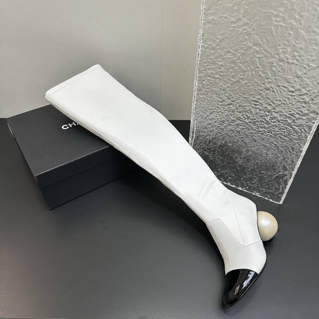 Chanel 小香2025秋冬走秀款双C巨型珍珠跟 弹力过膝靴高跟长靴 在米兰时尚的T台上 亮相便艳惊四座，成功晋升为潮流人士的梦中情靴 。经典的双C标志与巨型