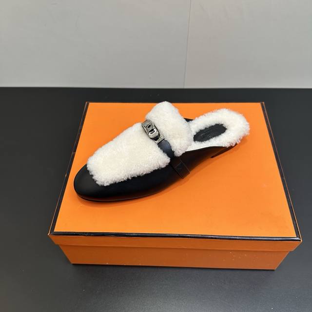 Hermes 爱马仕 H家 Oz羊毛穆勒鞋经典Kelly扣包头半拖鞋 H经典半拖毛拖鞋 小牛皮穆勒鞋，搭配经典镀钯Kelly鞋扣和羊羔毛一体，打造日常优雅风范