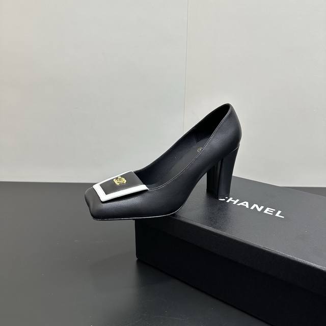 2025Ss Chanel香奶奶香奈儿粗跟拼接盖子高跟单鞋 经典方头轮廓，流畅利落，适配多种风格穿搭。鞋身点缀标志性双C Logo，细节之处彰显奢华质感 。适中