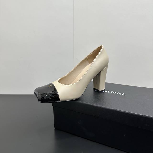 2025Ss Chanel香奶奶香奈儿粗跟拼接高跟单鞋 经典方头轮廓，流畅利落，适配多种风格穿搭。鞋身点缀标志性双C Logo，细节之处彰显奢华质感 。适中的粗