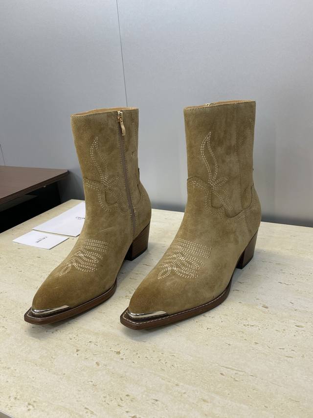 工厂P价P Celine 2025秋冬新款朋克风格铁头机车电绣女短靴 瑟琳字母Logo五金扣粗跟侧拉链尖头骑士靴 材质:鞋面定制进口小牛皮 进口羊猄皮+水染牛皮