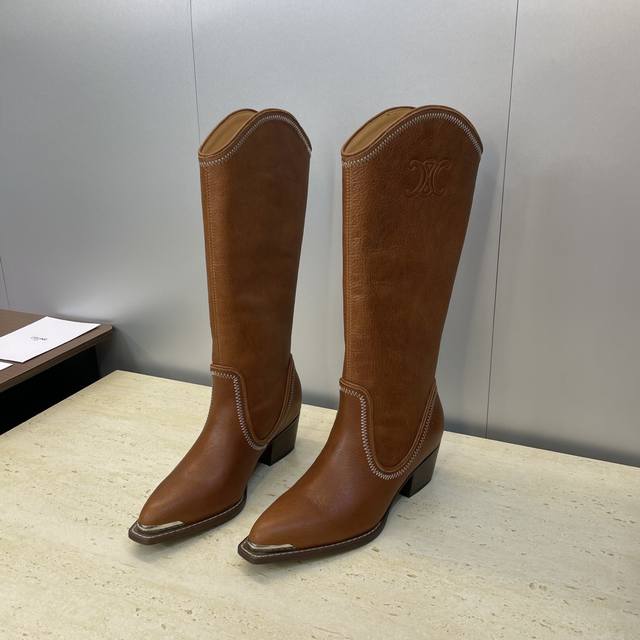 工厂P价P皮面 羊猄皮 Celine 2025秋冬新款朋克风格铁头机车女长靴 瑟琳字母Logo五金扣粗跟尖头高筒及膝骑士靴 材质:鞋面定制进口小牛皮 进口羊猄皮